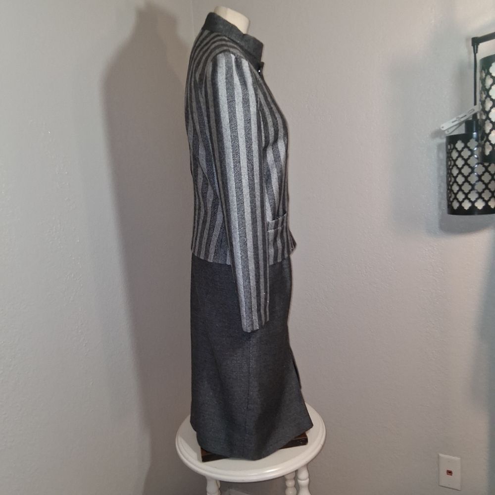 Louis Feraud Gray 2 Piece Jacket & Midi Skirt Set Size 8 - Picture 3 of 16